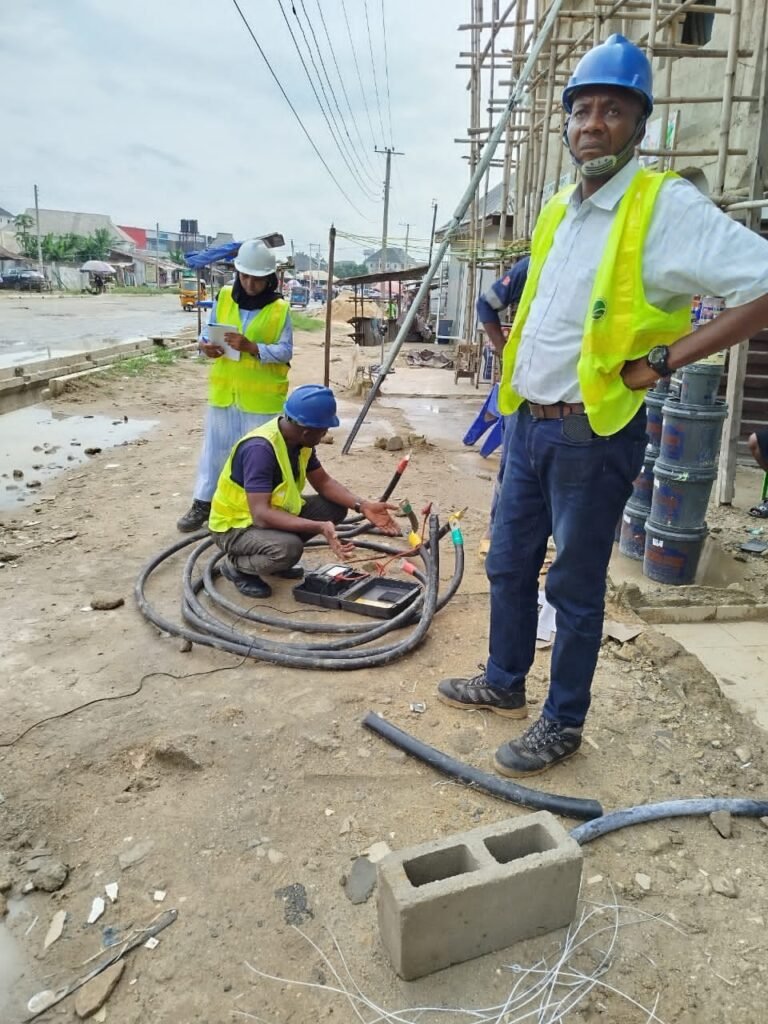PIX 3(1): MEN AT WORK IN THE SITE FOR THE INSTALLATION OF THE TRANSFORMER.