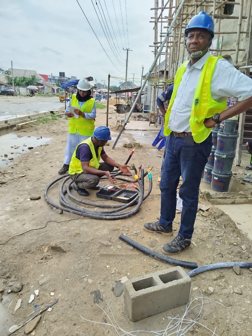 PIX 3(1): MEN AT WORK IN THE SITE FOR THE INSTALLATION OF THE TRANSFORMER.