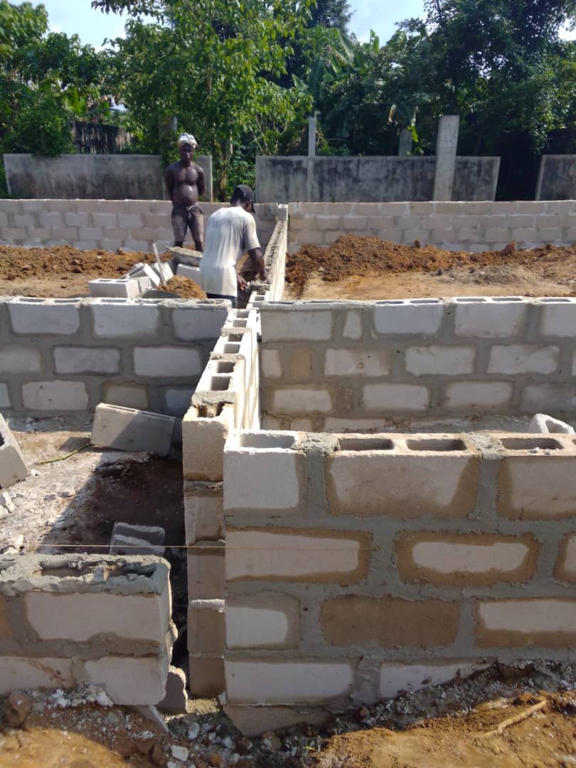 PIX 4(1): DISPLAYING THE BLOCK LAYING STAGE OF THE BUILDING CONTRACT OF SIX CLASS ROOM BLOCK & FURNISHING IN STATE SCHOOL 3, AWARDED BY NOPL-HCDT IN IBAA CLUSTER..