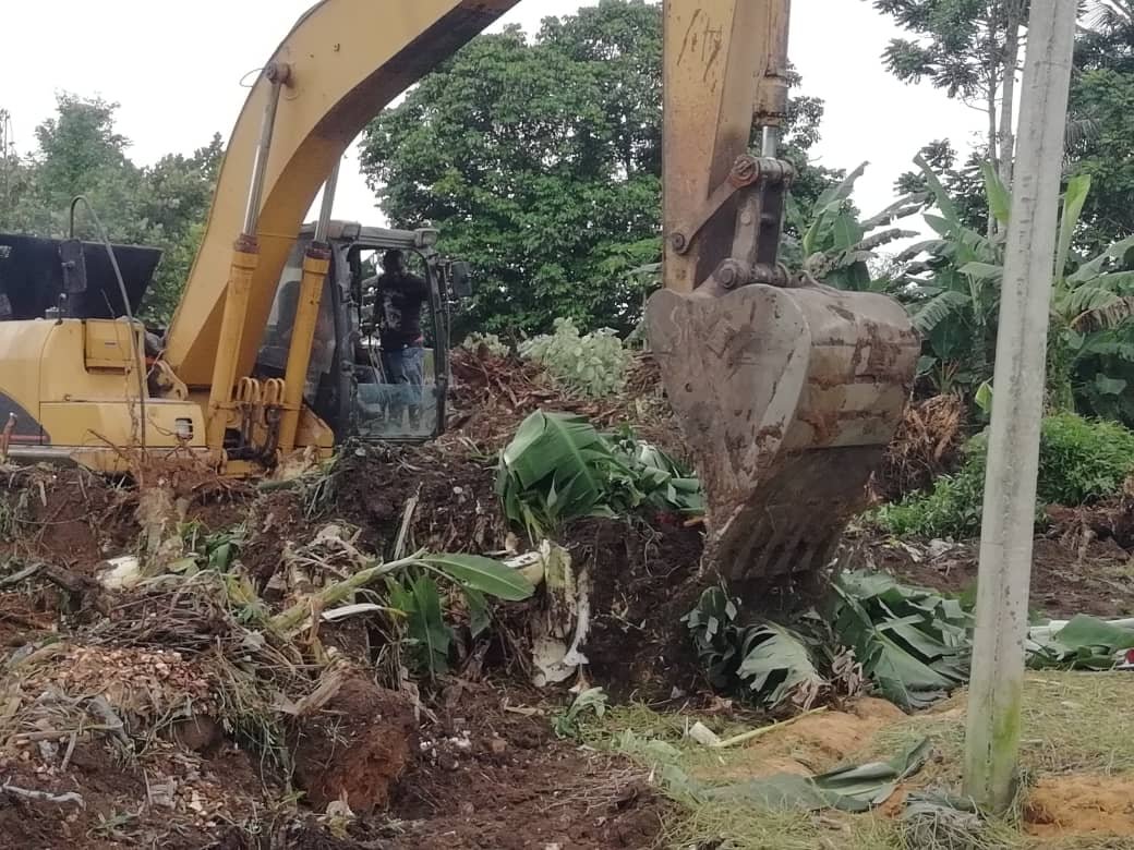 PIX 1(16): CLEARING & LEVELLING OF THE SITE ON GOING.